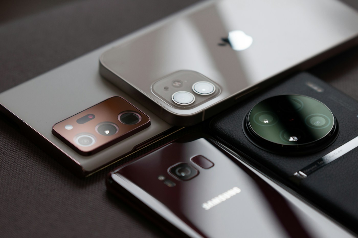 Farklı marka telefonların gerçek ürün fotoğrafı; stok fotoğraf
